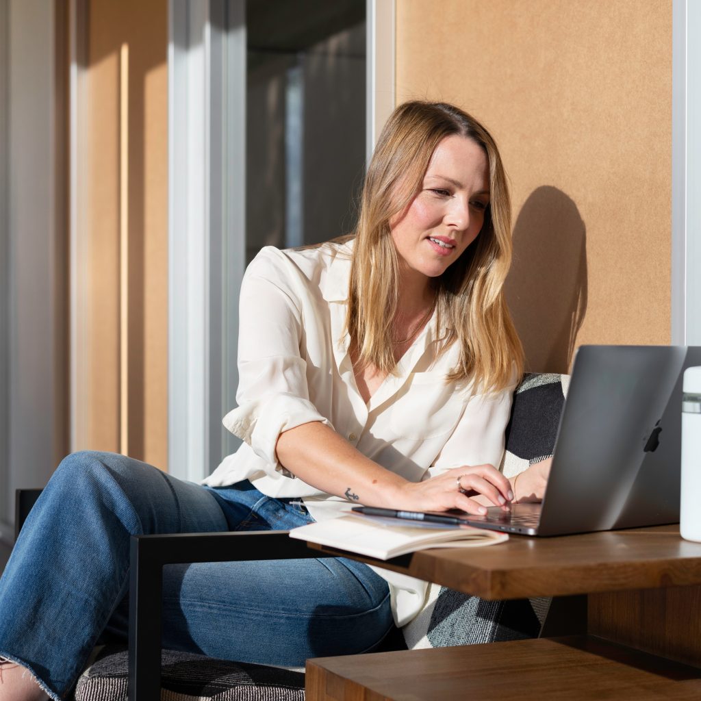 Photo of a lady optimizing her LinkedIn Profile Picture using her Macbook